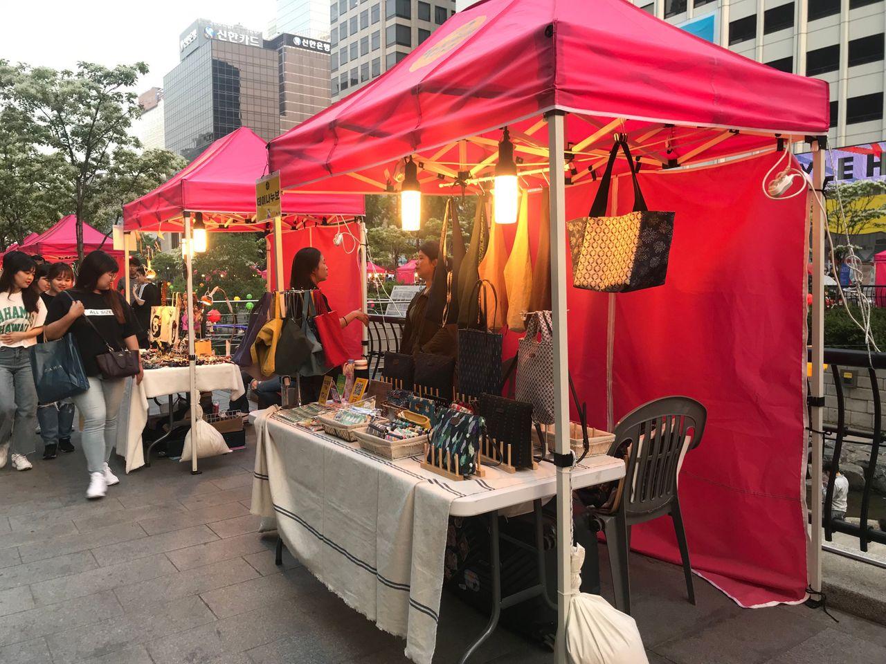 【คยองชองกเยชอน เกาหลี】ตะลุยตลาดนัดกลางคืนที่คลองชองกเยชอน 2025! เดินเลียบคลองชองกเยชอนสวย ๆ และตะลุยตลาดนัดกลางคืนกัน!